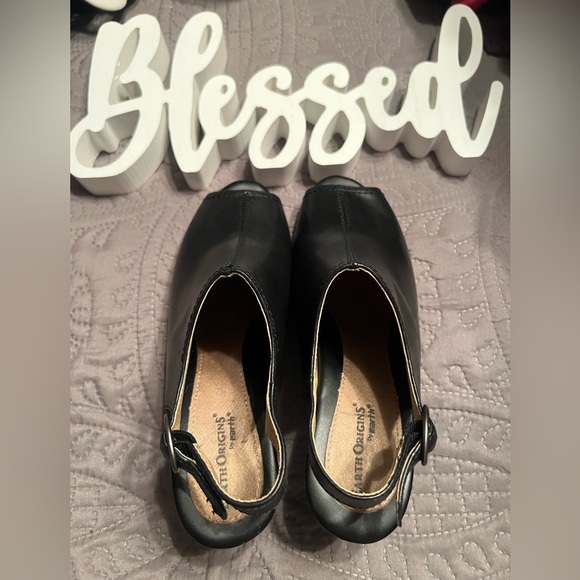 EARTH ORIGINS BY EARTH, good condition dress heeled sandals. - Picture 2 of 7